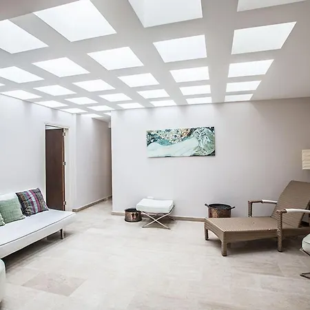 فيلة Fig Tree Bay Seafront, Luxury 5bdr Seafront بروتاراس