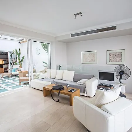 Fig Tree Bay Seafront, Luxury 5bdr Seafront וילה *