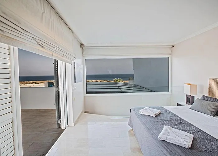 Fig Tree Bay Seafront, Luxury 5bdr Seafront Villa