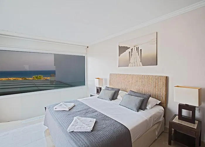 Villa Fig Tree Bay Seafront, Luxury 5bdr Seafront *